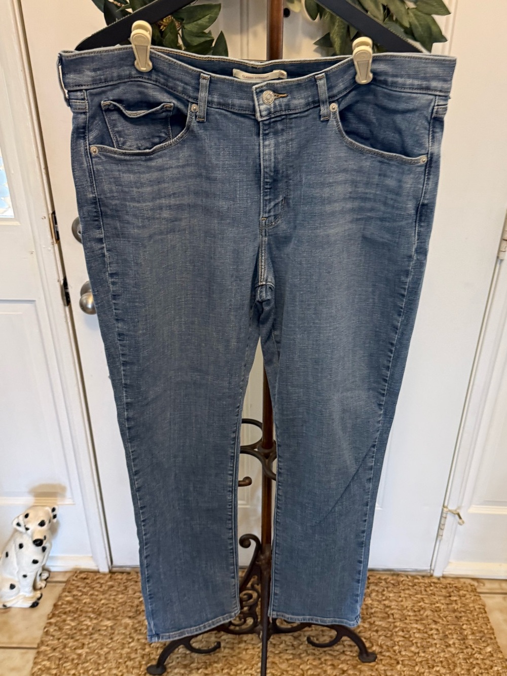 Levi’s Classic Straight Mid Rise Medium Wash Blue Denim Jeans 16